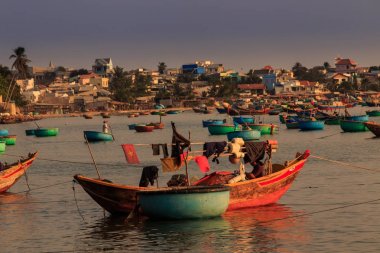 closeup keten renkli geleneksel balıkçı tekneleri Okyanusu Köyü karşı defne üzerinde günbatımında Vietnam'da kurur