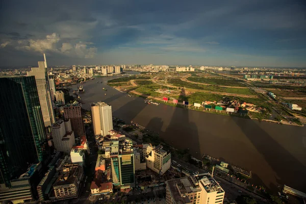 Övre Bild Byggnader Skuggor Floden Kurva Och Halvön Saigon Solnedgången — Stockfoto