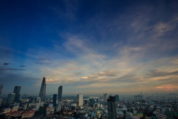 Ciel Bleu Profond Fantastique Soleil Derrière Les Nuages Dessus Des — Photo