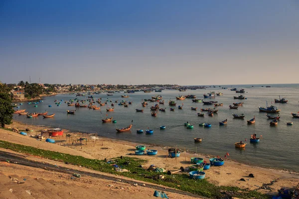 伝統的なラウンド ベトナム漁船夕日の光の砂のビーチのそばで絵の紺碧の海 — ストック写真