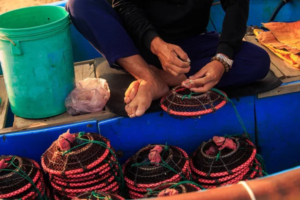 Gros Plan Vietnamien Homme Pieds Nus Réparations Pêche Panier Assis — Photo