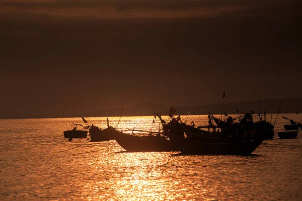 Siluetas Barcos Pesca Vietnamitas Mar Luz Del Sol Brillante Reflexión — Foto de Stock