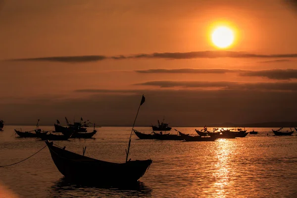 Silhueta Barco Pesca Com Bandeira Tranquilo Oceano Baía Contra Grande — Fotografia de Stock