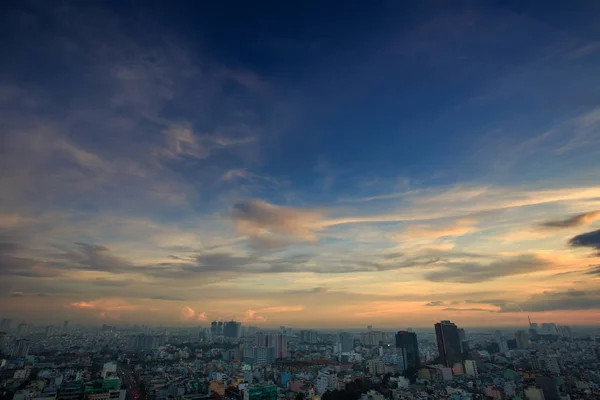 Ciel Bleu Foncé Sans Fin Avec Étranges Nuages Orange Sur — Photo