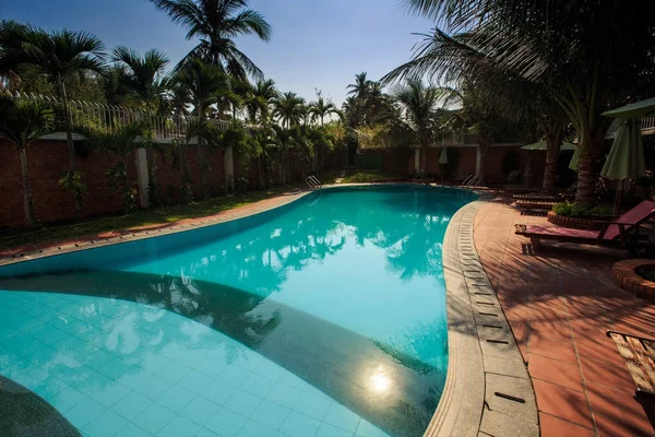 Large Tropical Palm Trees Reflect Azure Swimming Pool Transparent Water — Stock Photo, Image