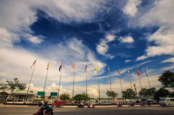 Linha Bandeiras Coloridas Flagstaffs Scooter Movimentada Rua Tráfego Contra Céu — Fotografia de Stock