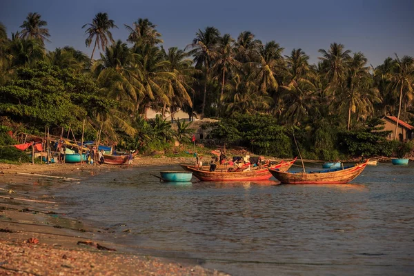 Coloridos Vietnamitas Barcos Pesca Redondos Longos Mar Azul Por Aldeia — Fotografia de Stock