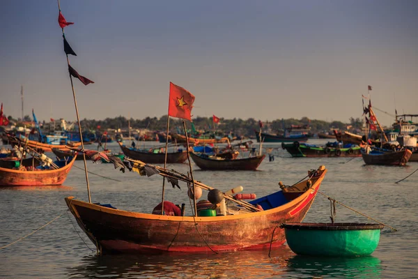 Fechar Coloridos Barcos Pesca Vietnamitas Longos Redondos Baía Oceânica Azul — Fotografia de Stock