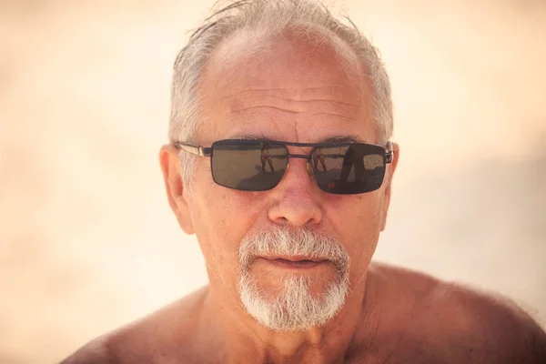 dikey gri saçlı sakallı ihtiyar karşı açık renkli modern siyah güneş gözlüğü