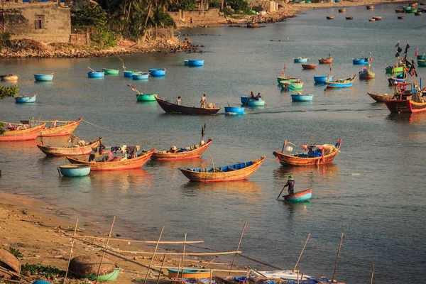 Barcos Pesca Longos Redondos Coloridos Oceano Azul Tranquilo Perto Costa — Fotografia de Stock