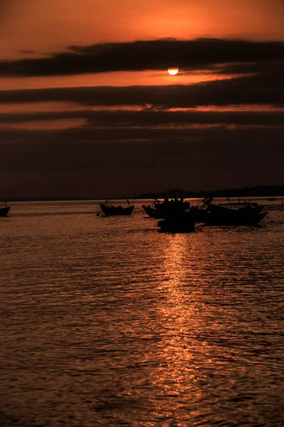 Imagens Incríveis Silhuetas Barco Pesca Descansar Baía Oceano Escuridão Sol — Fotografia de Stock