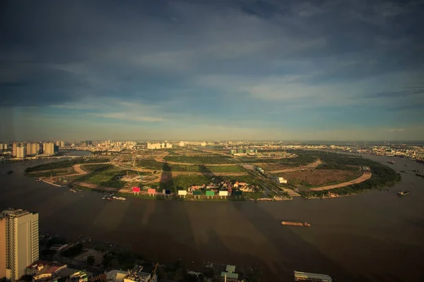 Vue Supérieure Gratte Ciel Ombres Sur Péninsule Courbe Rivière Saigon — Photo