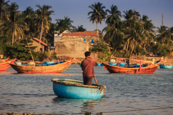 Retro Pescatore Vietnamita Tondo Barca Pesca Azzurro Mare Dal Villaggio — Foto Stock