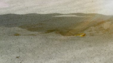 Kız eller altın bitcoin kum deliğe gerçek modelleri atmak ve okyanus plaj üzerinde topla