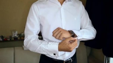Beyaz uzun kollu gömlekli closeup adam kol saati ve düğün töreni önce siyah kol düğmeleri ayarlar