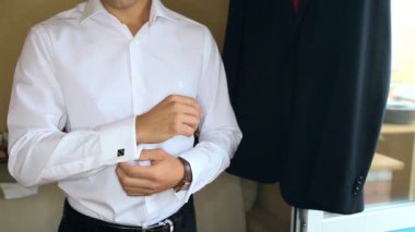 portre yakışıklı damat evi terk etmek hazırlanıyor modern siyah kol düğmeleri ayarlama forması koyar