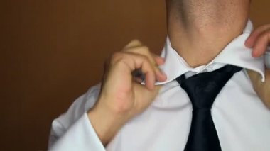 sıkıya beyaz gömlek yaka siyah kravat ile portre Damat Düğün töreni için hazır ayarlar