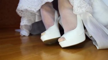 closeup gelin işlemeli uzun beyaz düğün elbise hem lows ve yüksek topuk beyaz ayakkabı katta gizler
