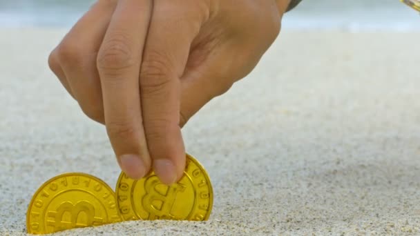 Macro Mão Menina Com Relógio Pulso Coloca Modelos Bitcoin Dourado — Vídeo de Stock