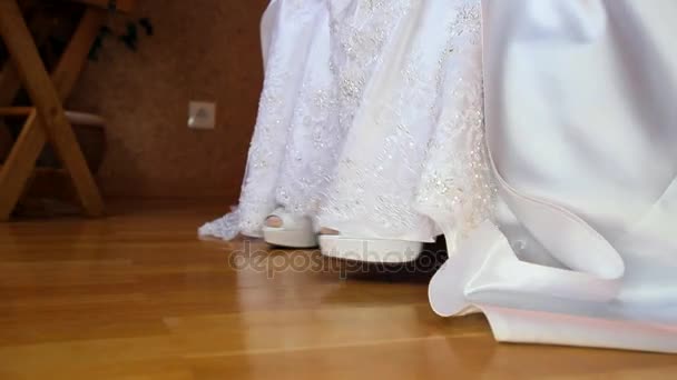 Closeup Bruid Verhoogt Geborduurde Trouwjurk Baring Voeten Witte Panty Schoenen — Stockvideo