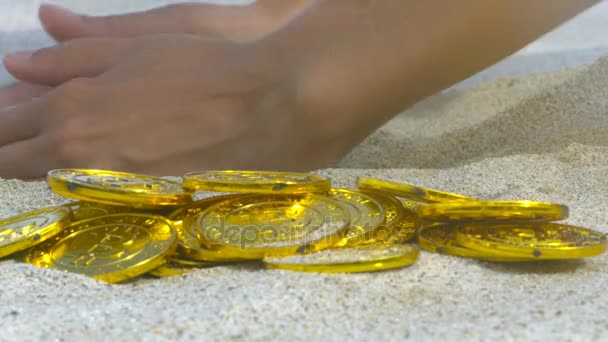 Macro Meisje Handen Zee Strand Zand Graven Vinden Gouden Bitcoin — Stockvideo