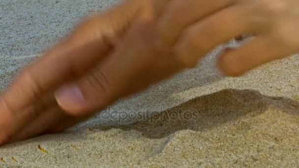 매크로 햇볕이 장소에 모래에 구멍에서 Bitcoin — 비디오
