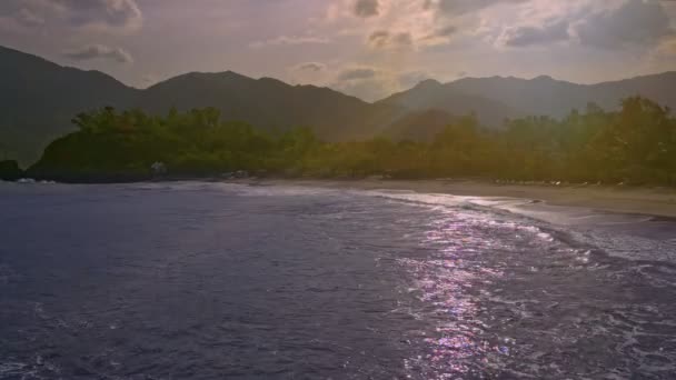 カメラに対して明るい日光の下で大きい山シルエット湾静かな海のすばらしい景色を示しています — ストック動画