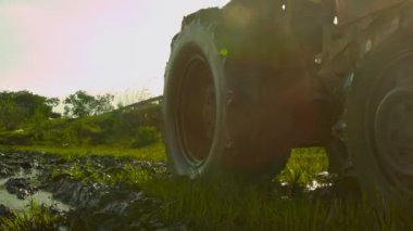 Nha Trang/Vietnam - 26 Kasım 2017: su ile sular altında pirinç alan çiftçilik Closeup traktör hamle ileri geri karayoluyla scooter ve kamyon ile 26 Kasım Nha Trang içinde