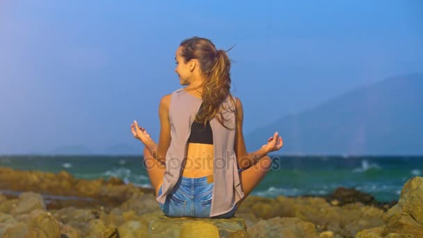 Achterkant Weergave Jonge Vrouw Met Een Paardenstaart Zit Yoga Lotus — Stockvideo