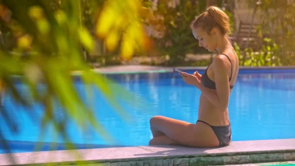 Palmiye Dalı Genç Kadın Karşı Siyah Bikini Havuzu Parapetin Üzerinde — Stok video