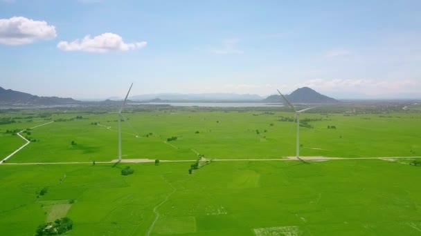 Мальовнича Повітряна Панорама Зелена Сонячна Долина Діючими Вітровими Електростанціями Проти — стокове відео