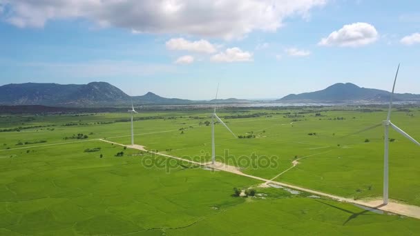 Flycam Elektrik Rüzgar Elektrik Santrallar Hills Göl Mavi Gökyüzü Beyaz — Stok video