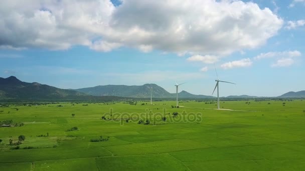 Drone Move Através Vale Verde Para Estações Eólicas Modernas Contra — Vídeo de Stock