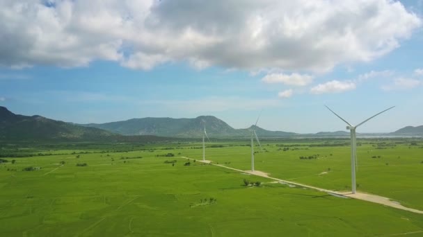 Drone Leci Nad Nowoczesna Elektrownia Wiatrowa Zielonej Dolinie Przeciwko Odległe — Wideo stockowe