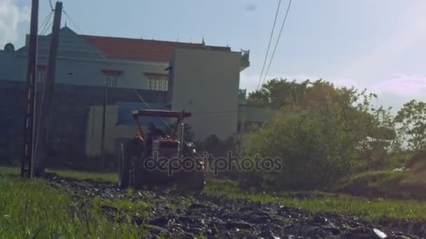 Nha Trang Vietnam November 2017 Traktorpflüge Überfluteten Reisfeldseite Vom Dorfgebäude — Stockvideo