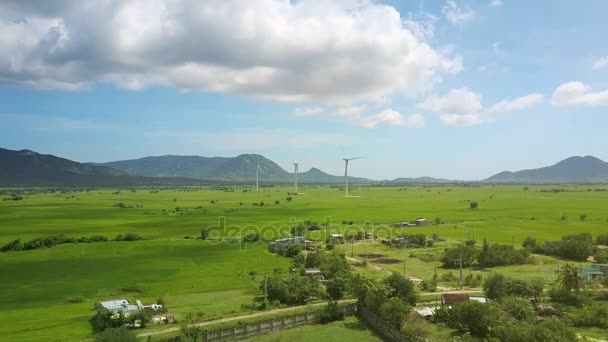 Erstaunliche Luftaufnahme Weites Grünes Tal Mit Modernen Windkraftanlagen Gegen Berge — Stockvideo