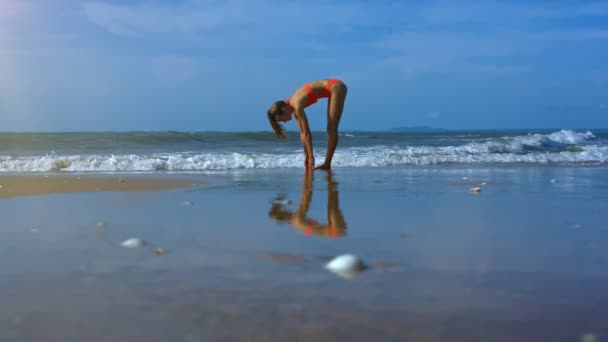 Figura Menina Magro Maiô Segurando Pose Ioga Reflete Águas Rasas — Vídeo de Stock