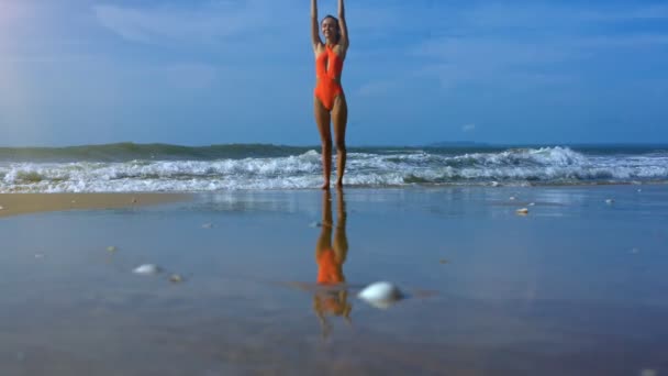 Chica Atlética Para Posición Yoga Tadasana Playa Contra Hermoso Paisaje — Vídeos de Stock