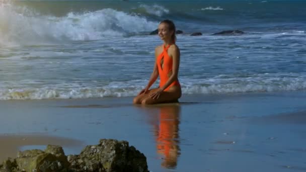 Feliz Chica Atractiva Bikini Naranja Sienta Relaja Línea Flotación Espumosa — Vídeo de stock