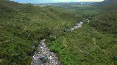 Flycam dar dağ nehir kayalık bankalara vadi vahşi orman arasında arasında kıvrımlı izler