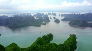 yüksek hava görünümünü Unesco Dünya Mirası harika sınırsız Ha uzun ile defne bulutlu gökyüzü karşı küçük ve büyük Adaları