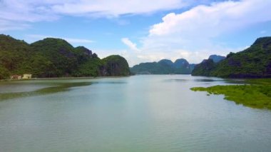 bulutlu gökyüzü altında kapalı tropik bitkiler huzurlu yeşil okyanus küçük adalar arasında casus uçak uçar