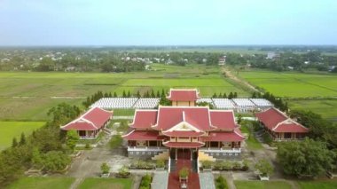 kamera harika Budistler Tapınağı güzel pagodadan ve geniş yeşil alanlar karşı temiz mezarlığı ile gösterir