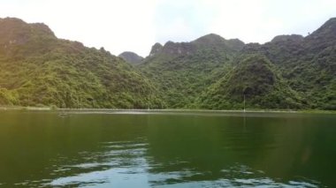 Flycam yeşil tepelik adaya keşfedemiyoruz yol karşı sakin denizde yelken tekne erkekte yaklaşımlar