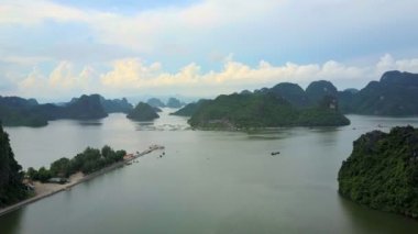 Drone şaşırtıcı panorama Adası Yarımadası yol ve karşı sakin deniz adalar iskelesi ile bulutlu gökyüzü altında gösterir.