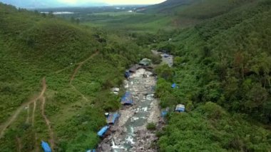 dağ nehir orman Vadisi karşı zavallı evleriyle kayalık bankalar arasında çalışan daraltmak için dron düşürür