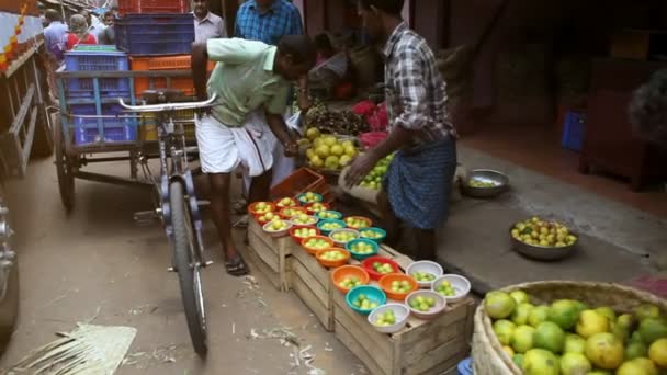 Trivandrum Kerala India April 2012 Indiase Mannen Verkopen Vruchten Groenten — Stockvideo