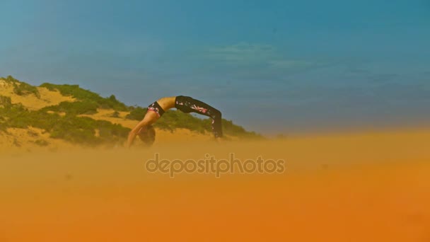 Side View Athletic Girl Holds Yoga Position Urdhva Dhanurasana Desert — Stock Video