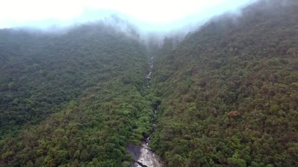 Εξαιρετικό Αεροφωτογραφία Μακρύ Βουνό Ποτάμι Καταρράκτες Και Βράχια Που Τρέχει — Αρχείο Βίντεο
