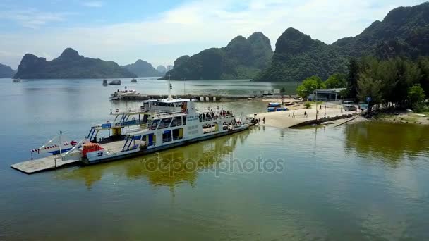 Long Vietnam August 2017 Close View People Cars Leave Ferry — Stock Video